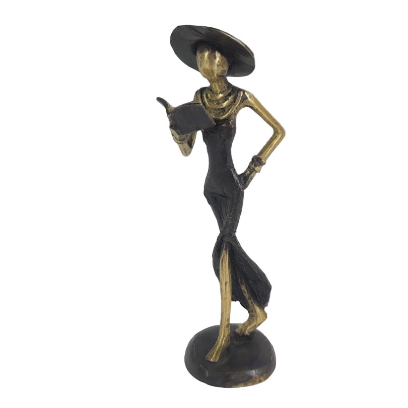 Kvinde med bog og hat – messingskulptur, sort kjole, str. 16 cm