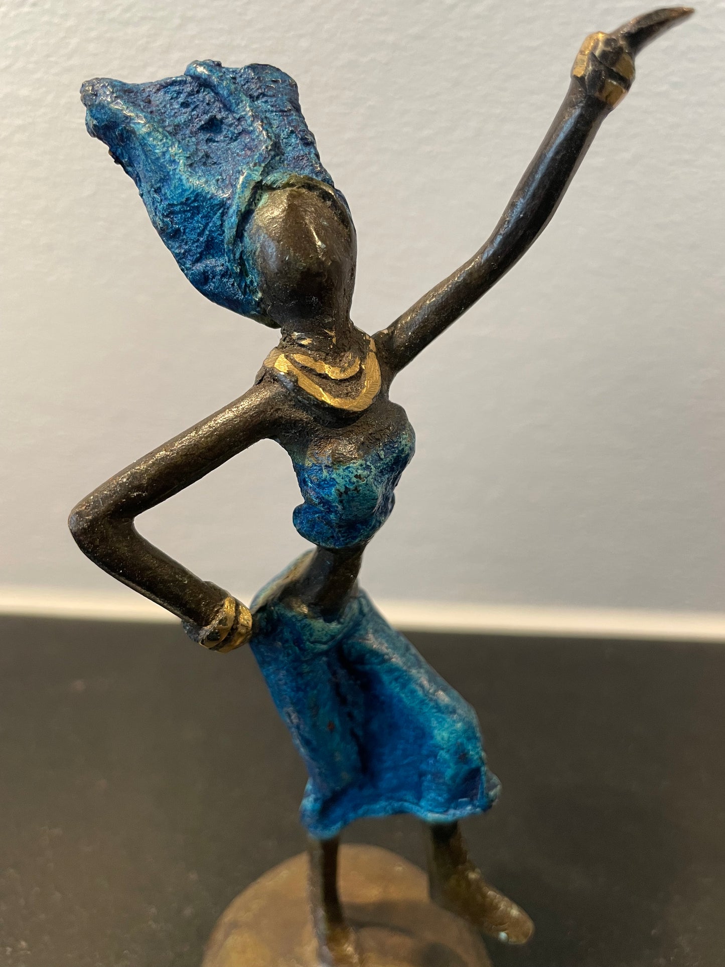 Brass art, Power woman 15-17 cm in recycled brass. Made Fair Trade in Burkina Faso