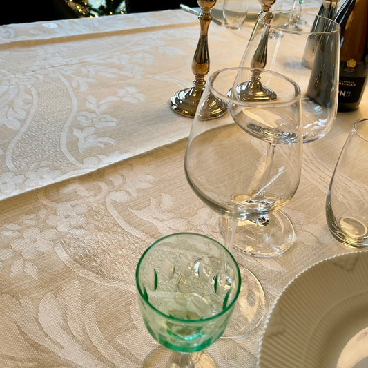 Tablecloth with damask weave in locally harvested organic cotton. Fair Trade from Afghanistan