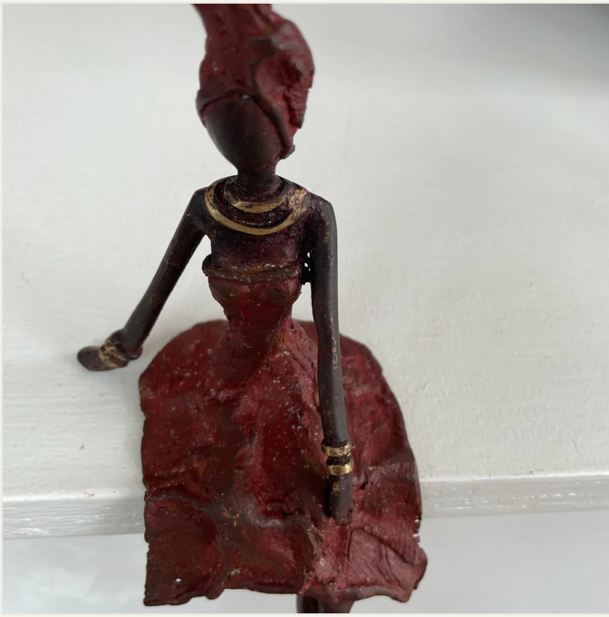 Messingkunst, siddende 'Power Woman'. 12-15 cm i genbrugsmessing, Fair Trade, Burkina Faso