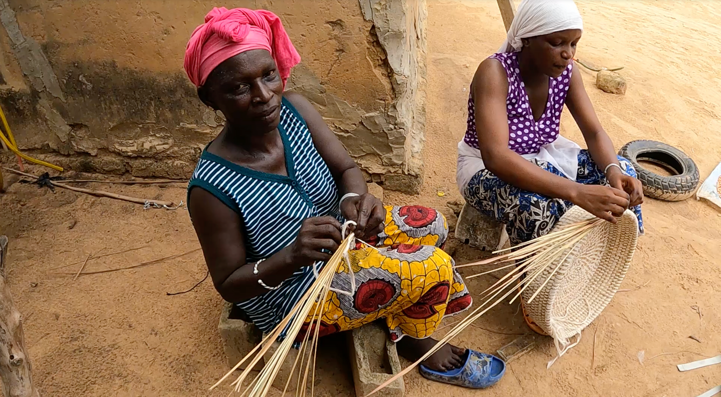 Laundry basket (or coffee table) hand-woven elephant grass with lid. Natural color. Three sizes. Fair Trade from Ghana