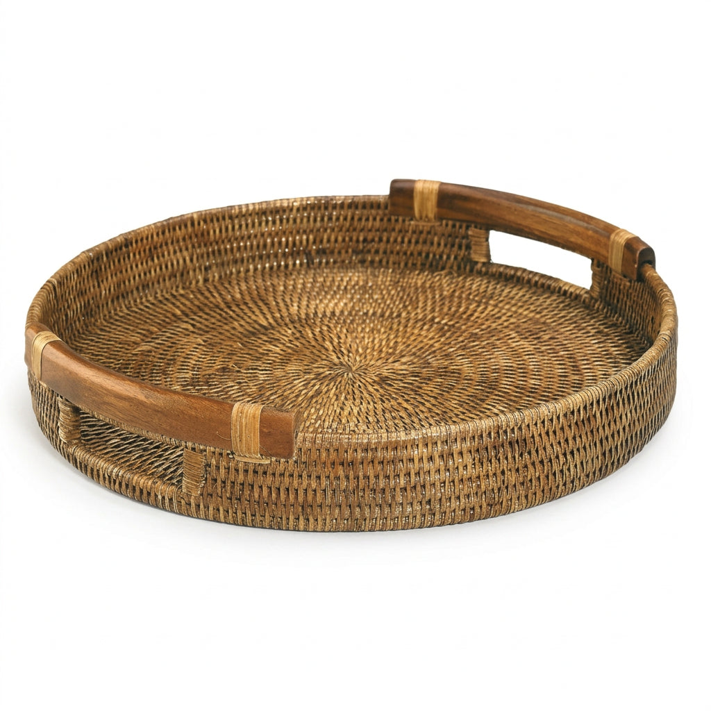 Rundt rattan-fad med trækant og håndtag, honningfarvet, flettet kurvlook.