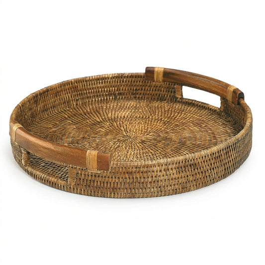 Rundt rattan-fad med trækant og håndtag, honningfarvet, flettet kurvlook.
