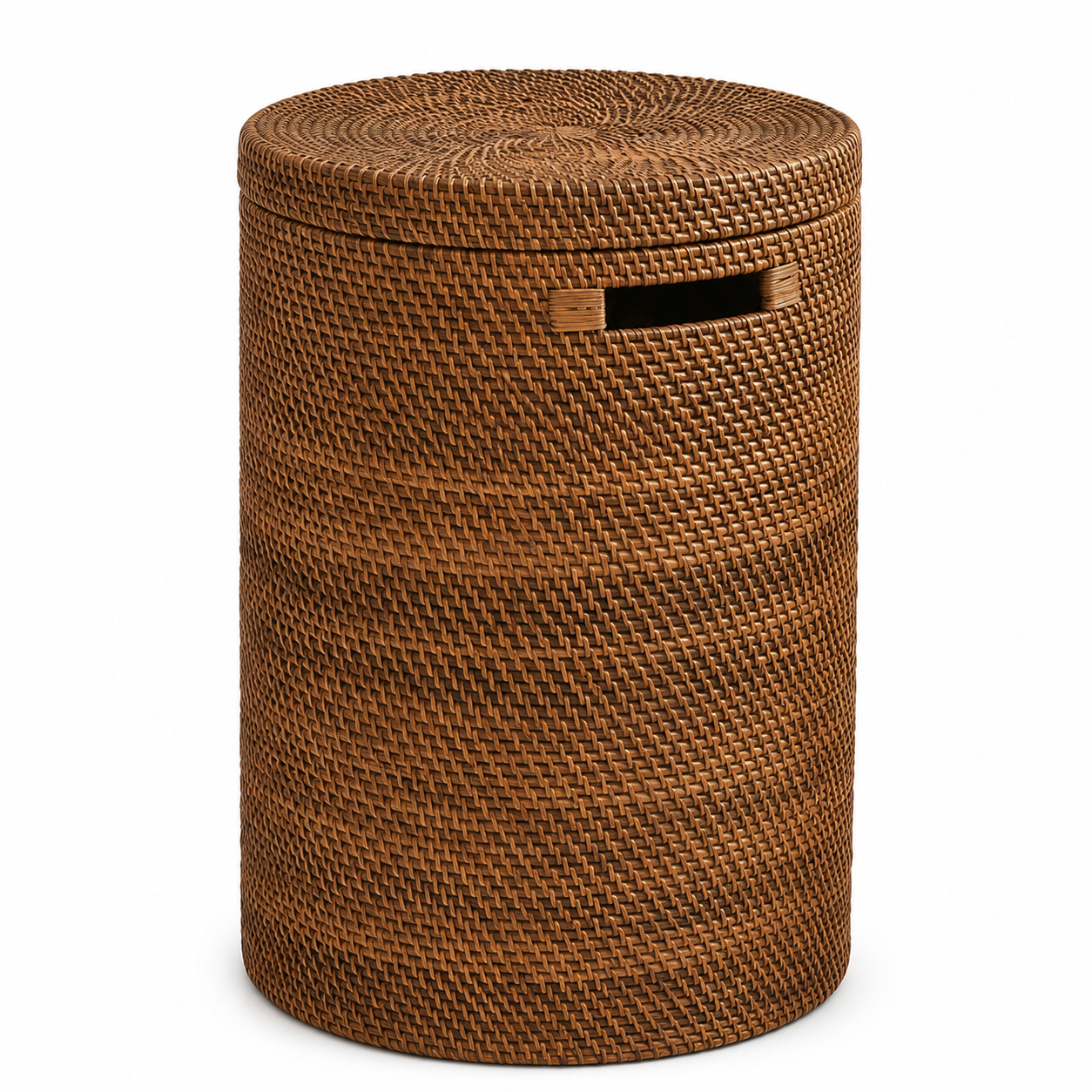 Brun rattan vasketøjskurv med låg, spiralvævet mønster og rektangulært greb