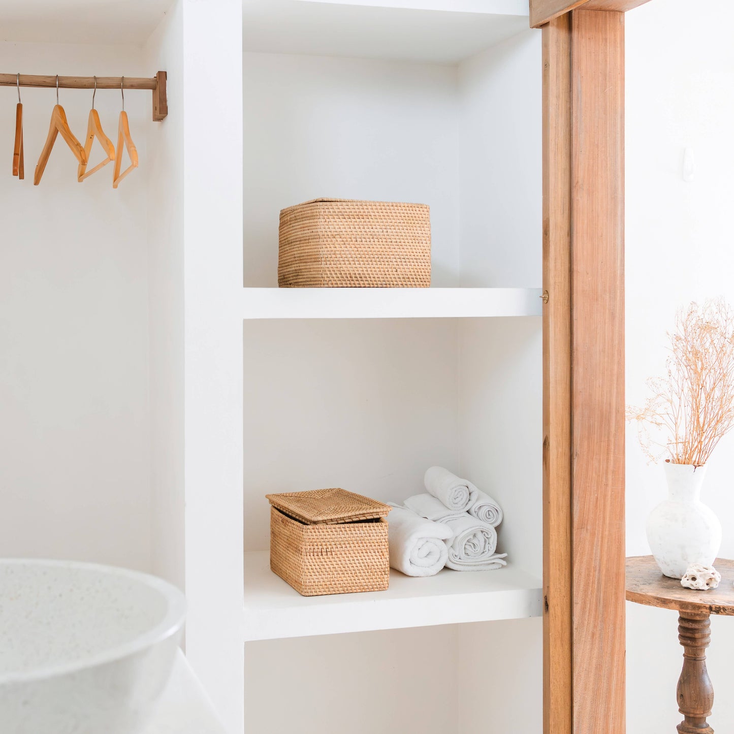 Storage basket with lid in light rattan