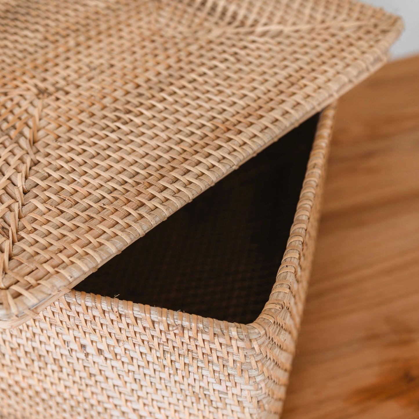 Storage basket with lid in light rattan