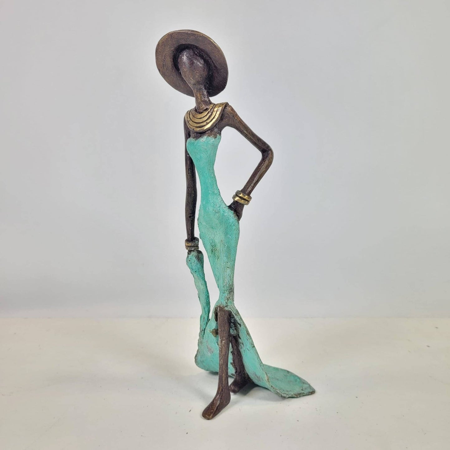 Kvinde med bog og hat – bronzeskulptur af den burkinske kunstner Soré, blå kjole, str. 16 cm