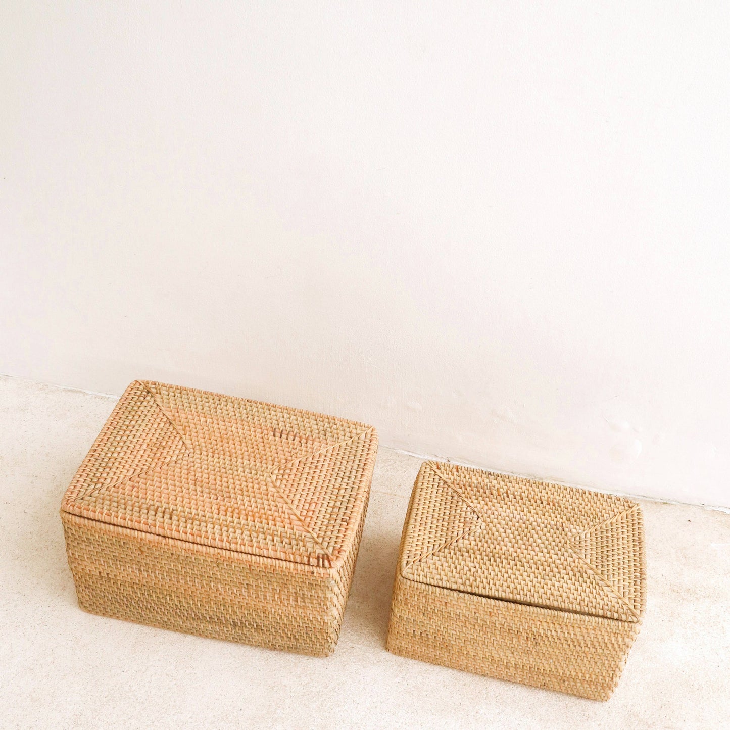 Storage basket with lid in light rattan