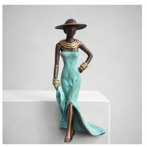 Kvinde med hat – bronze skulptur, mintgrøn kjole, str. 15 cm