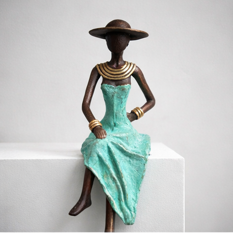 Siddende kvinde – bronzeskulptur, mintgrøn kjole, str. 15 cm