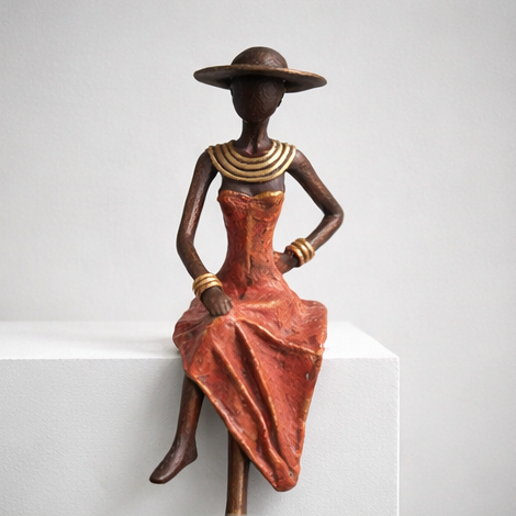 Siddende kvinde – bronzeskulptur, rød kjole, str. 15 cm