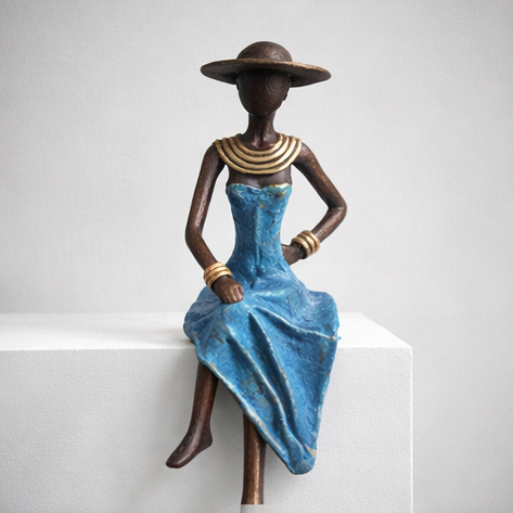 Siddende kvinde – bronzeskulptur, blå kjole, str. 15 cm