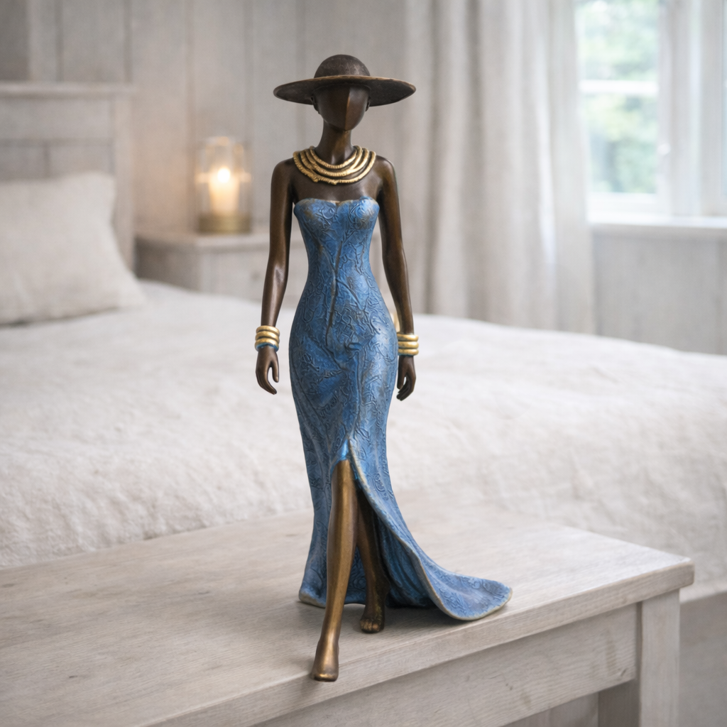 Kvinde med hat – bronze skulptur, blå kjole, str. 15 cm