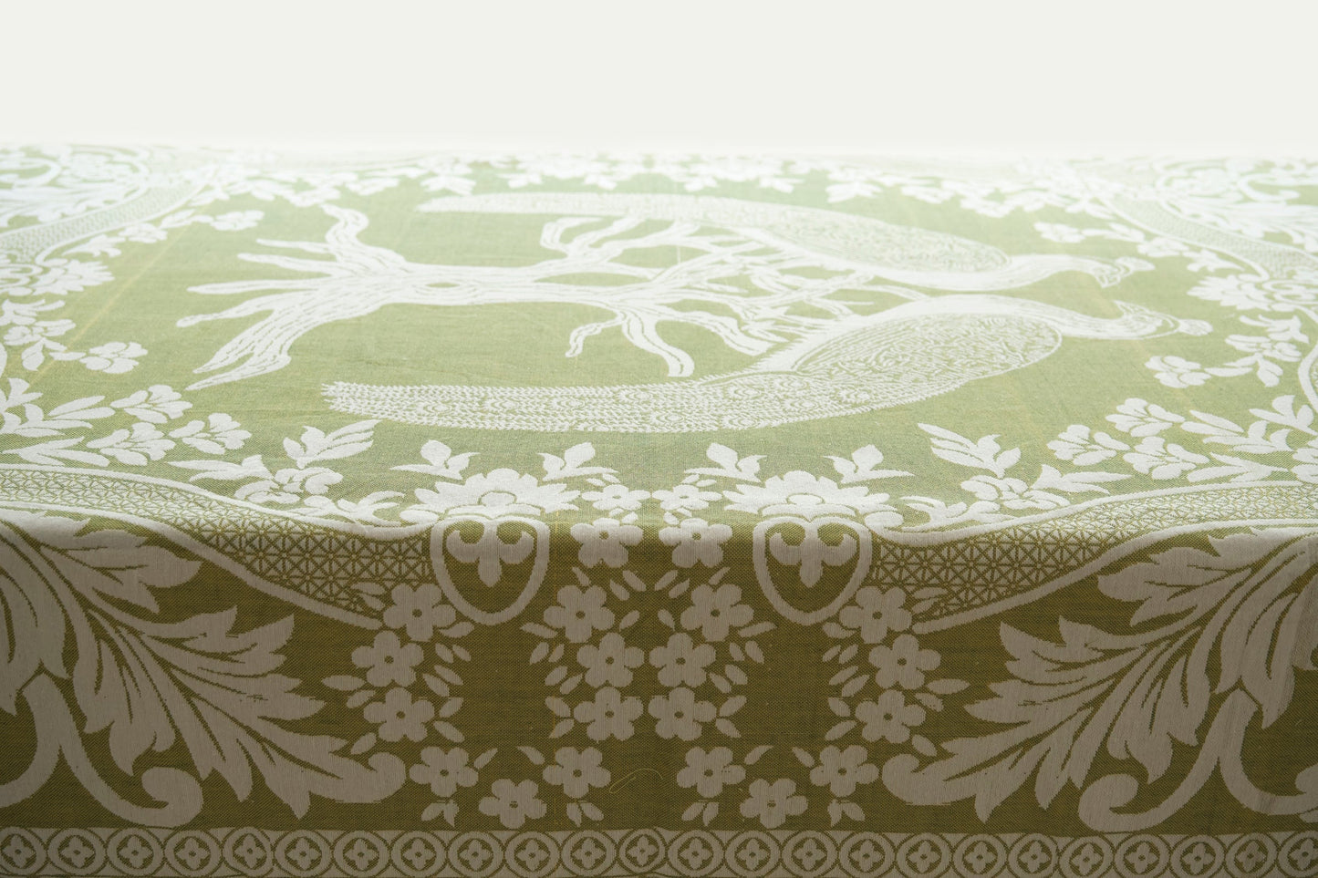 Tablecloth with damask weave in locally harvested organic cotton. Fair Trade from Afghanistan
