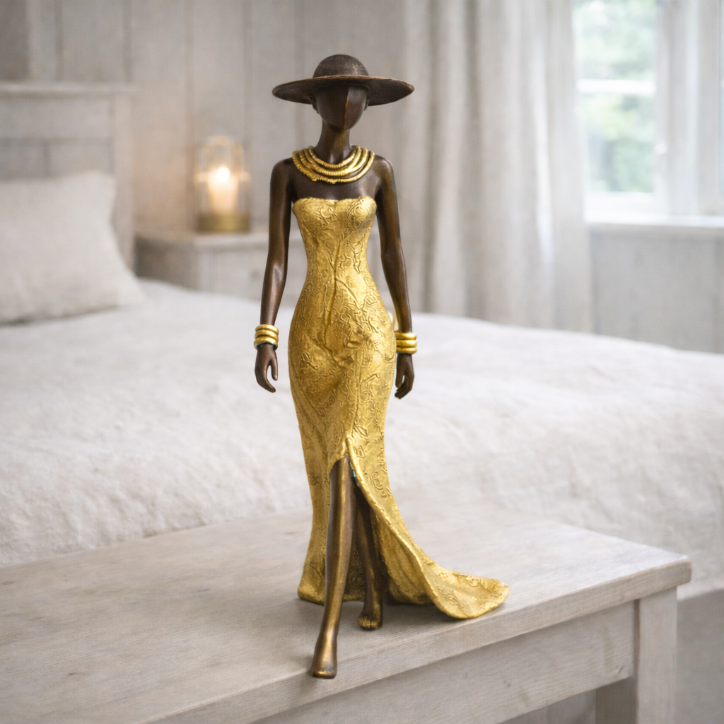 Kvinde med hat – bronze skulptur, guld kjole, str. 15 cm