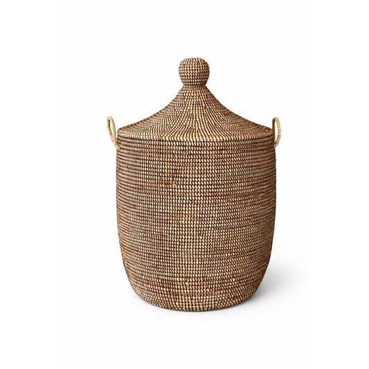 Mørk brun vasketøjskurv, håndflettet med Senegal-låg. Fair Trade