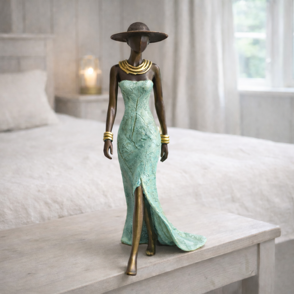 Kvinde med hat – bronze skulptur, mintgrøn kjole, str. 15 cm