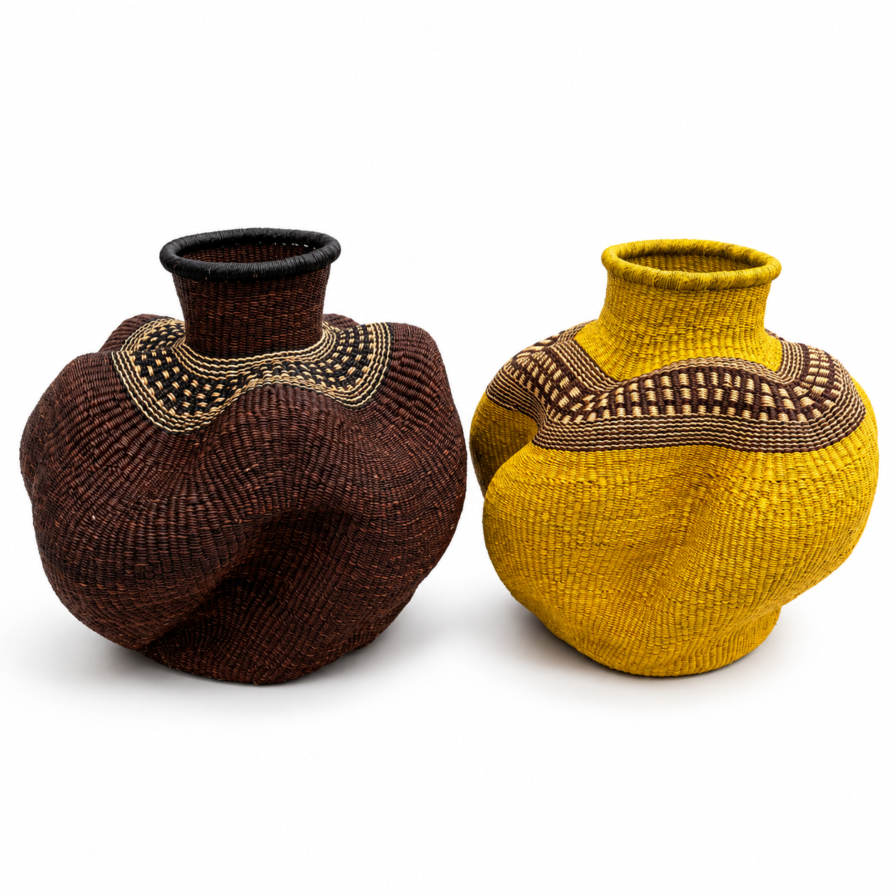 Mocha og gul kunst-kurve i flet, med mørk kant øverst.
