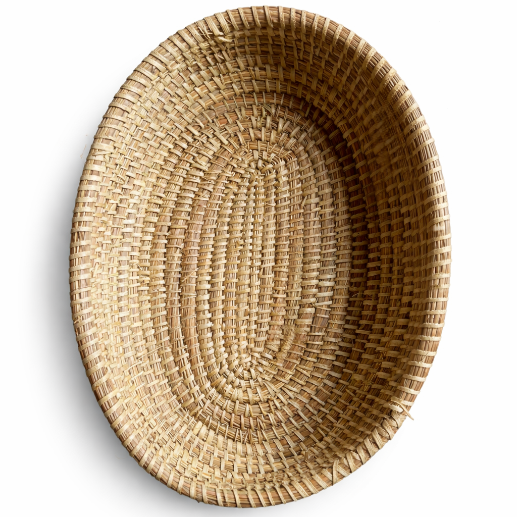 Oval brødkurv af naturflettet materiale, håndvævet væv i lys brun.
