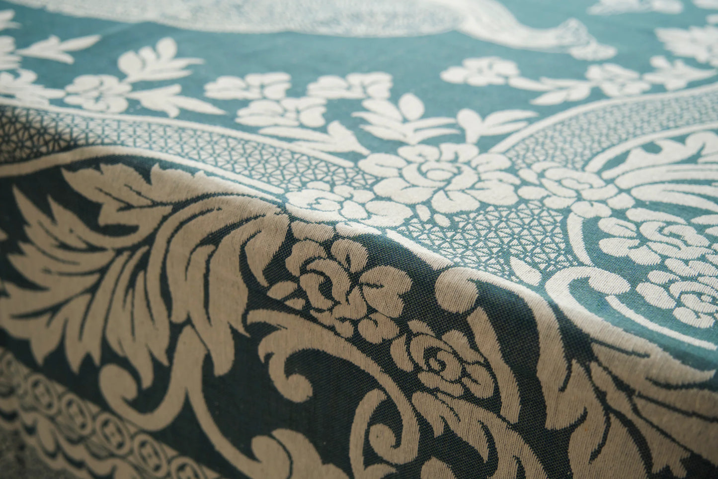 Tablecloth with damask weave in locally harvested organic cotton. Fair Trade from Afghanistan
