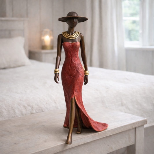 Kvinde med hat – bronze skulptur, rød kjole, str. 15 cm