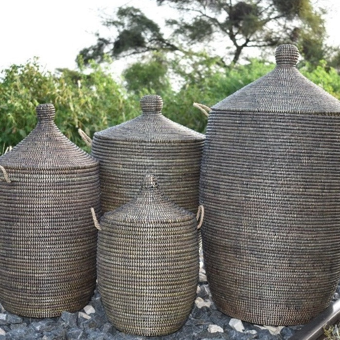 Vasketøjskurv håndflettet elefantgræs og genbrugsplast med Senegal-låg. Sort. Fire størrelser. Fair Trade
