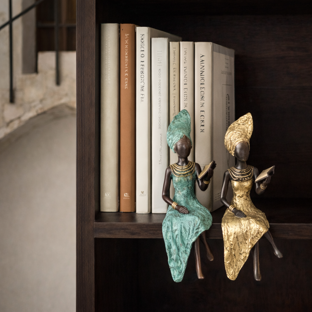 Læsende kvinde – bronze skulptur, guld kjole, ca. 25 cm