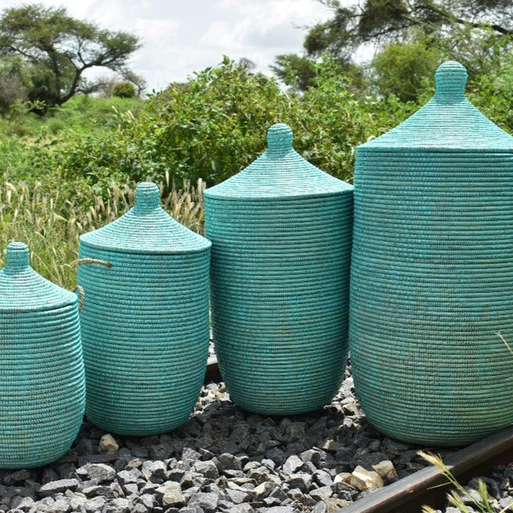 Vasketøjskurv håndflettet elefantgræs og genbrugsplast med Senegal-låg. Turkis. Fire størrelser. Fair Trade