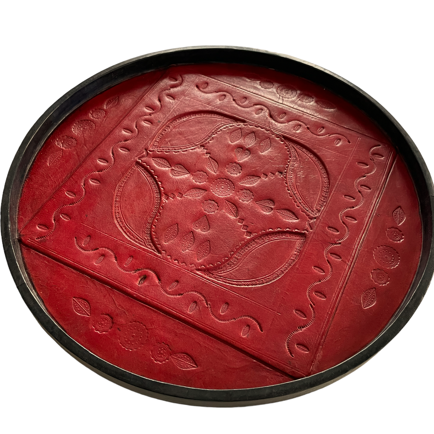 Serveringsbakke i læder, rød og sort, 40 cm i diameter. Håndlavet og Fair Trade fra Senegal