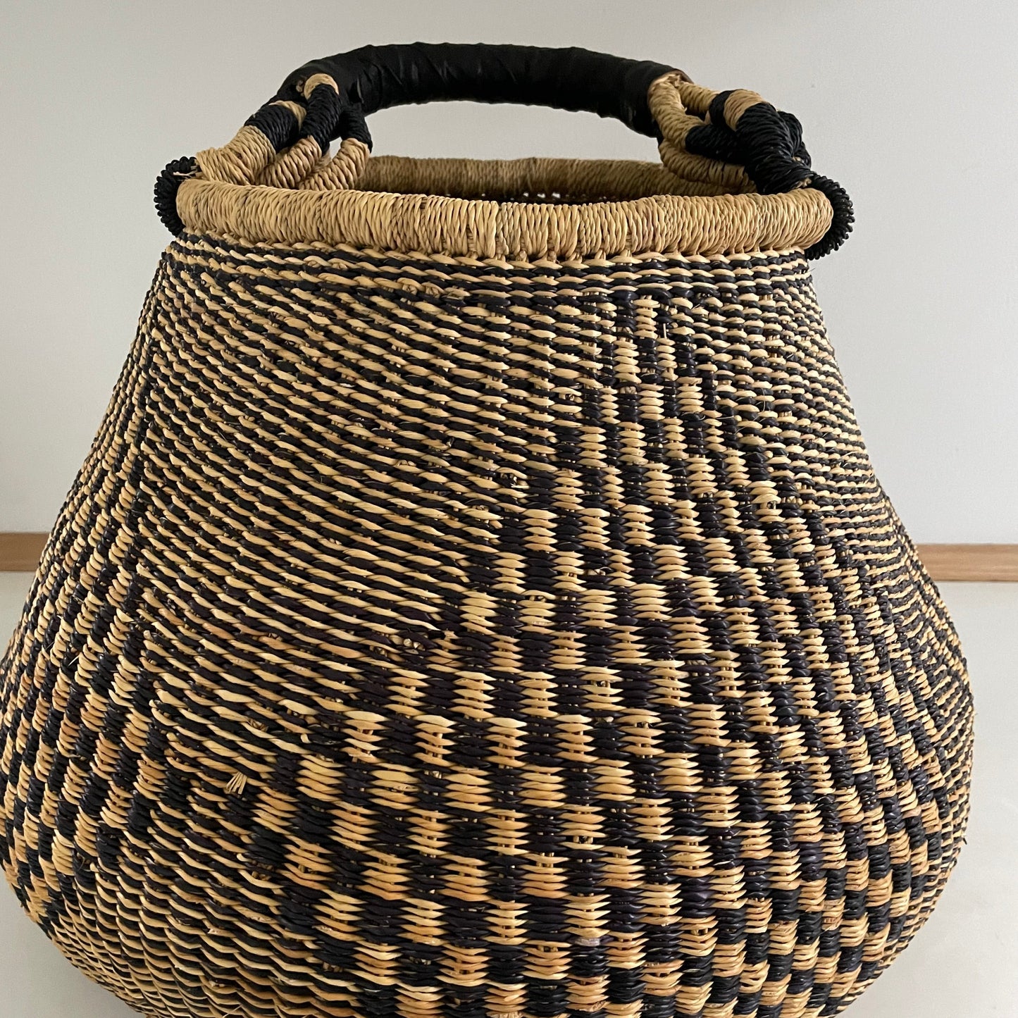 Pot basket. Woven basket in sea grass with sustainable materials. Nature colored. Leather handle. Fair Trade from Ghana