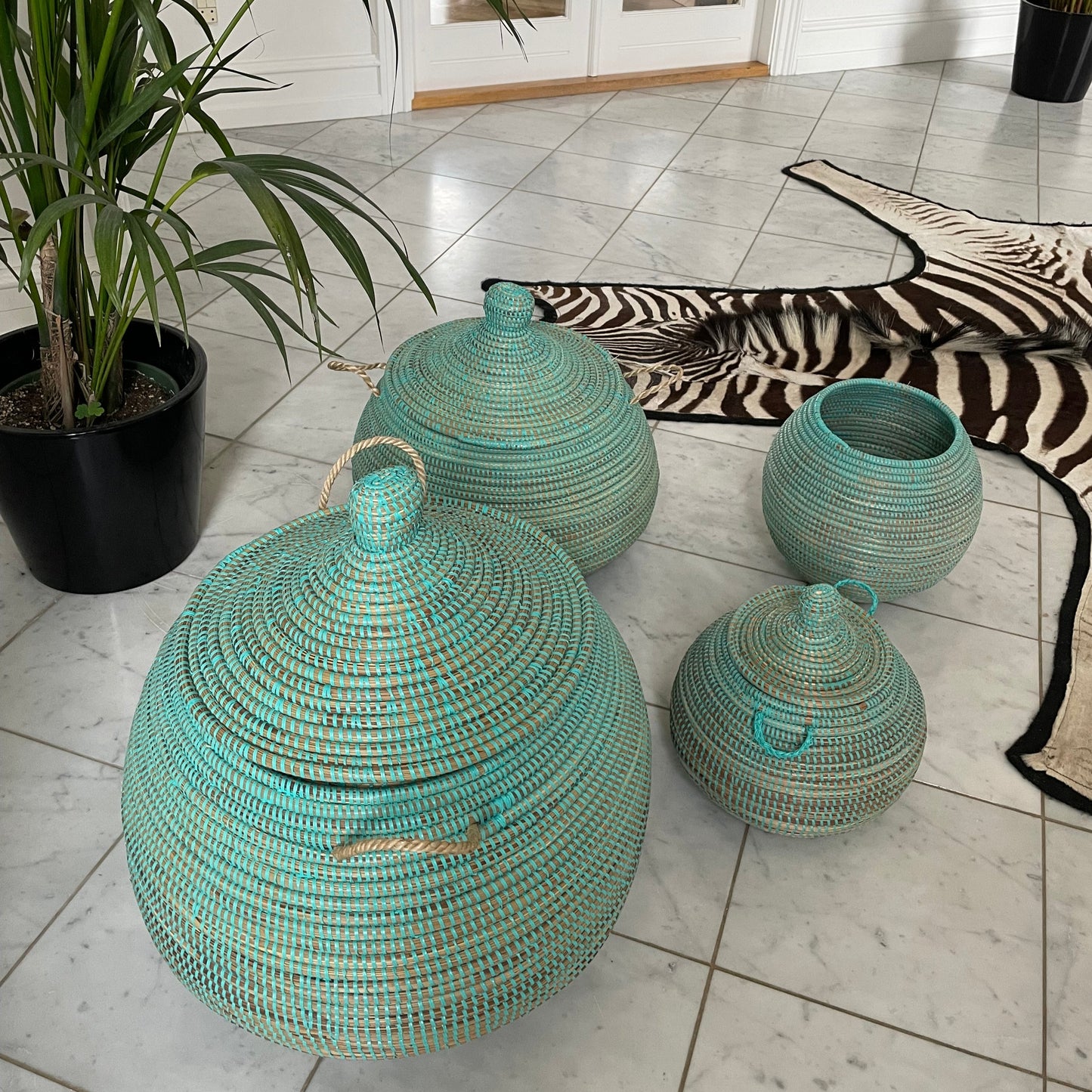 Ball baskets (Ndaa). Handwoven basket with lid in elephant grass with recycled plastic thread. Turquoise. Fair Trade from Senegal