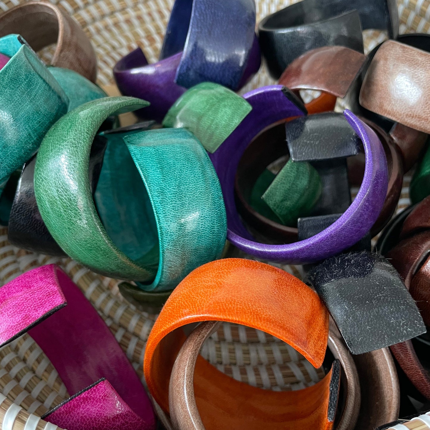 Armbånd i læder. Mange farver. Håndlavet og Fair Trade fra Burkina Faso