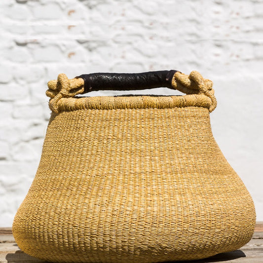 Pot basket. Woven basket in sea grass with sustainable materials. Nature colored. Leather handle. Fair Trade from Ghana