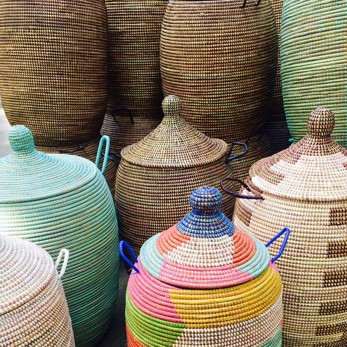 Vasketøjskurv håndflettet elefantgræs og genbrugsplast med Senegal-låg. Sort. Fire størrelser. Fair Trade